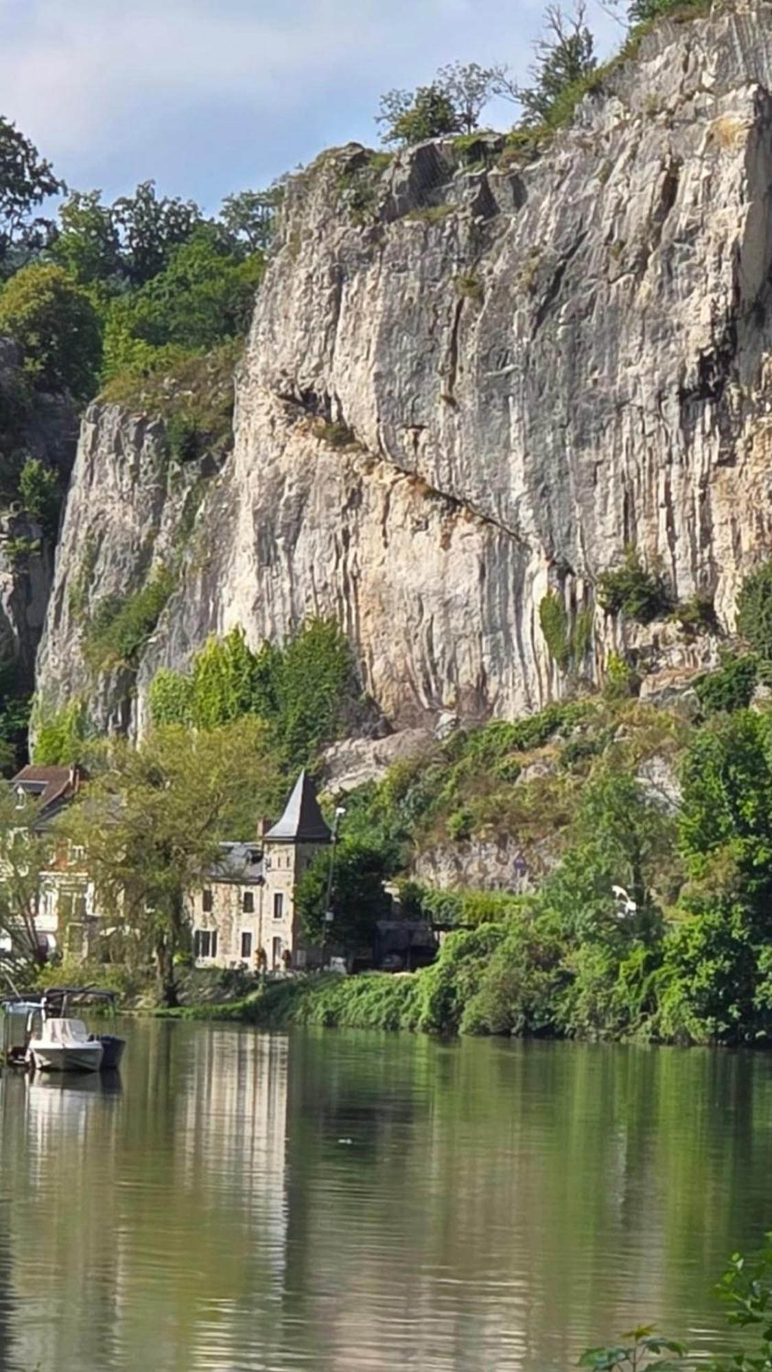 Willa Pieds Dans L'Eau Private Wellness Bordure De Meuse Lustin Zewnętrze zdjęcie